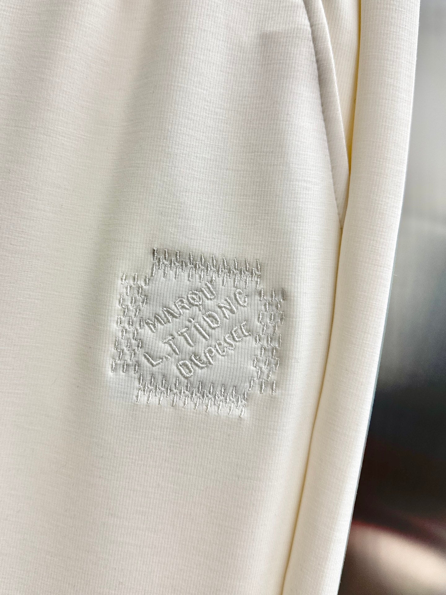 بنطال رياضي بشعار LV