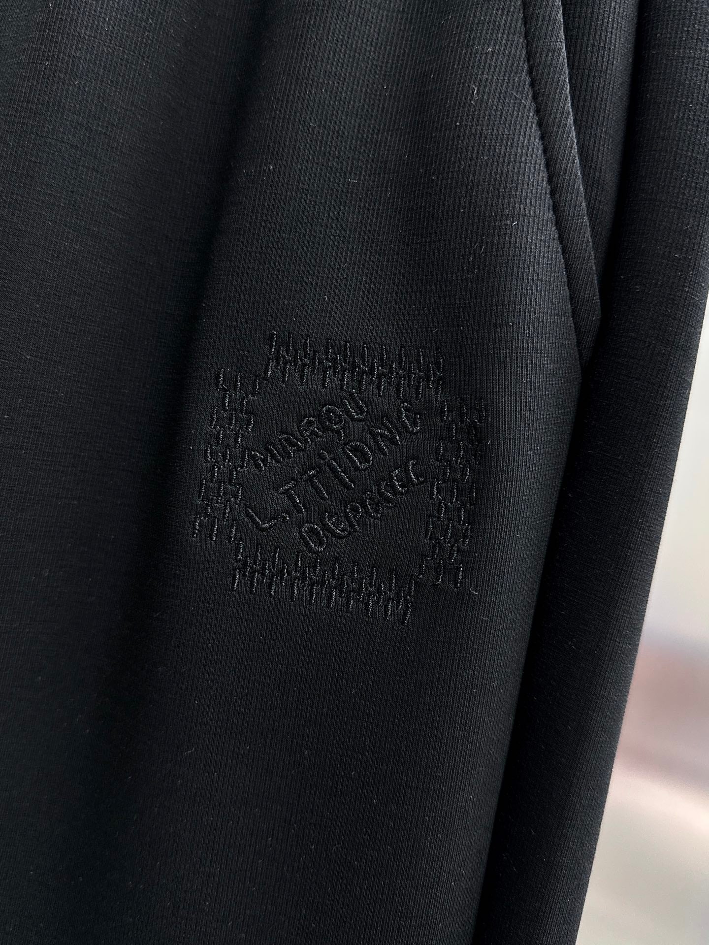 بنطال رياضي بشعار LV