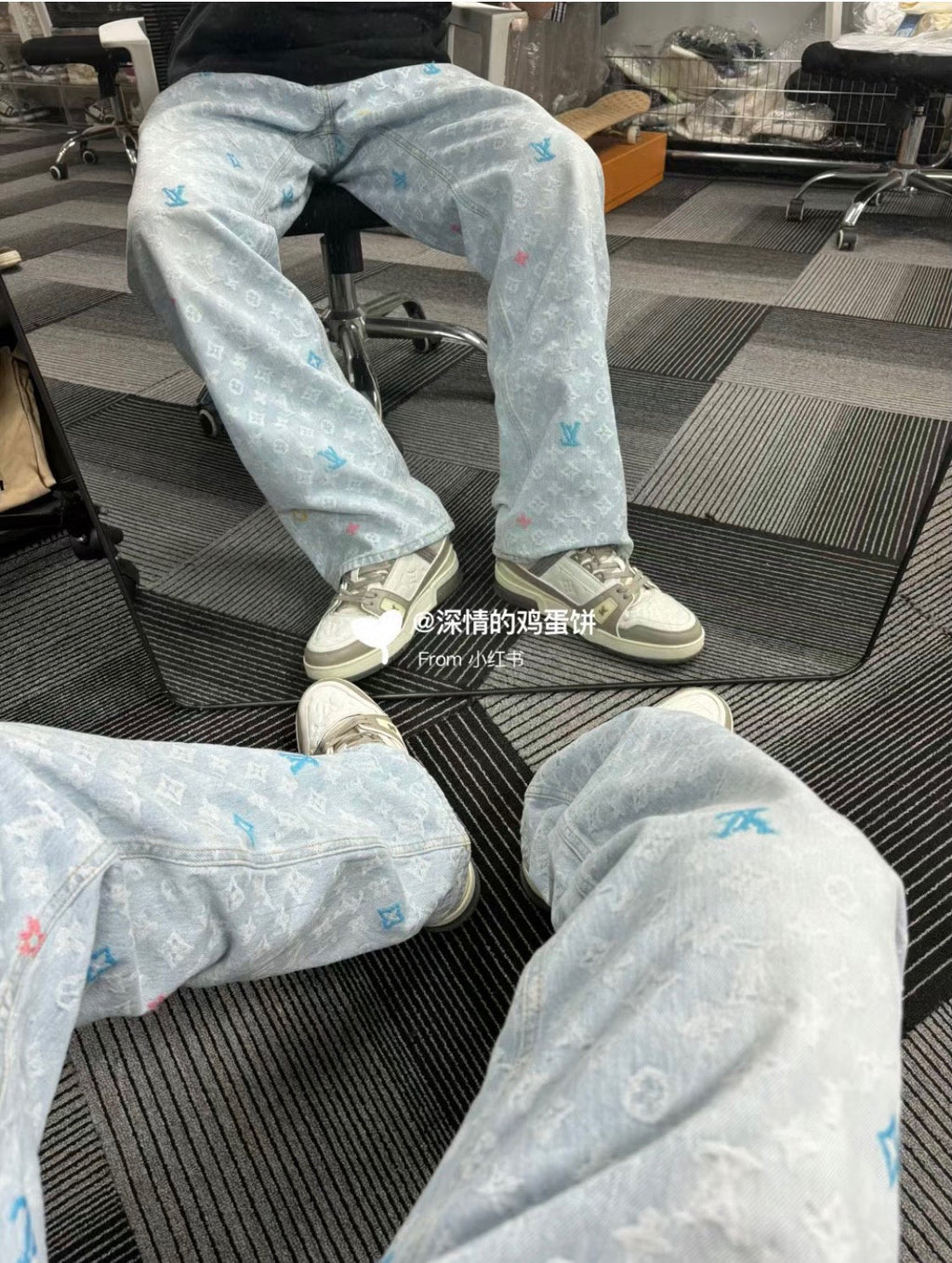 بنطال جينز مونوغرام من LV x تايلر ذا كرياتو!