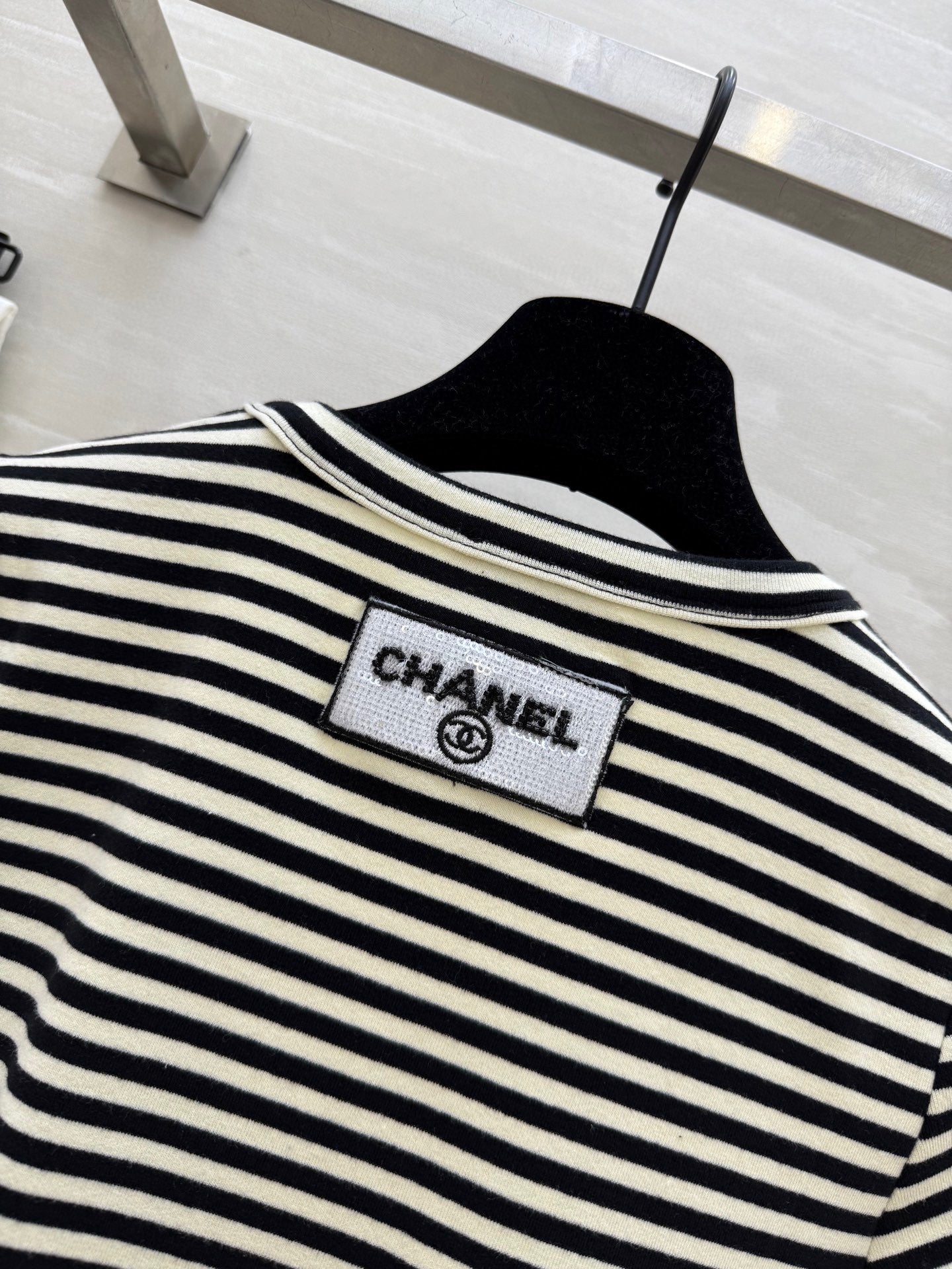CHNE! Vintage Series U-neck Striped T-shirt