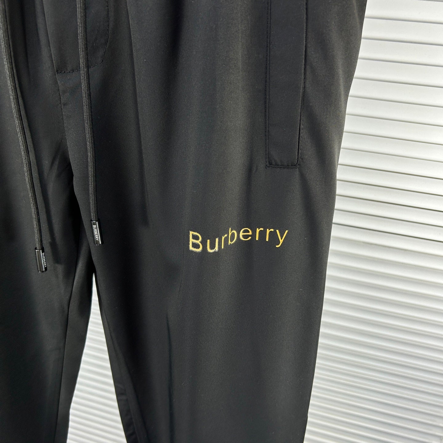 بنطال رياضي بشعار Burberr!