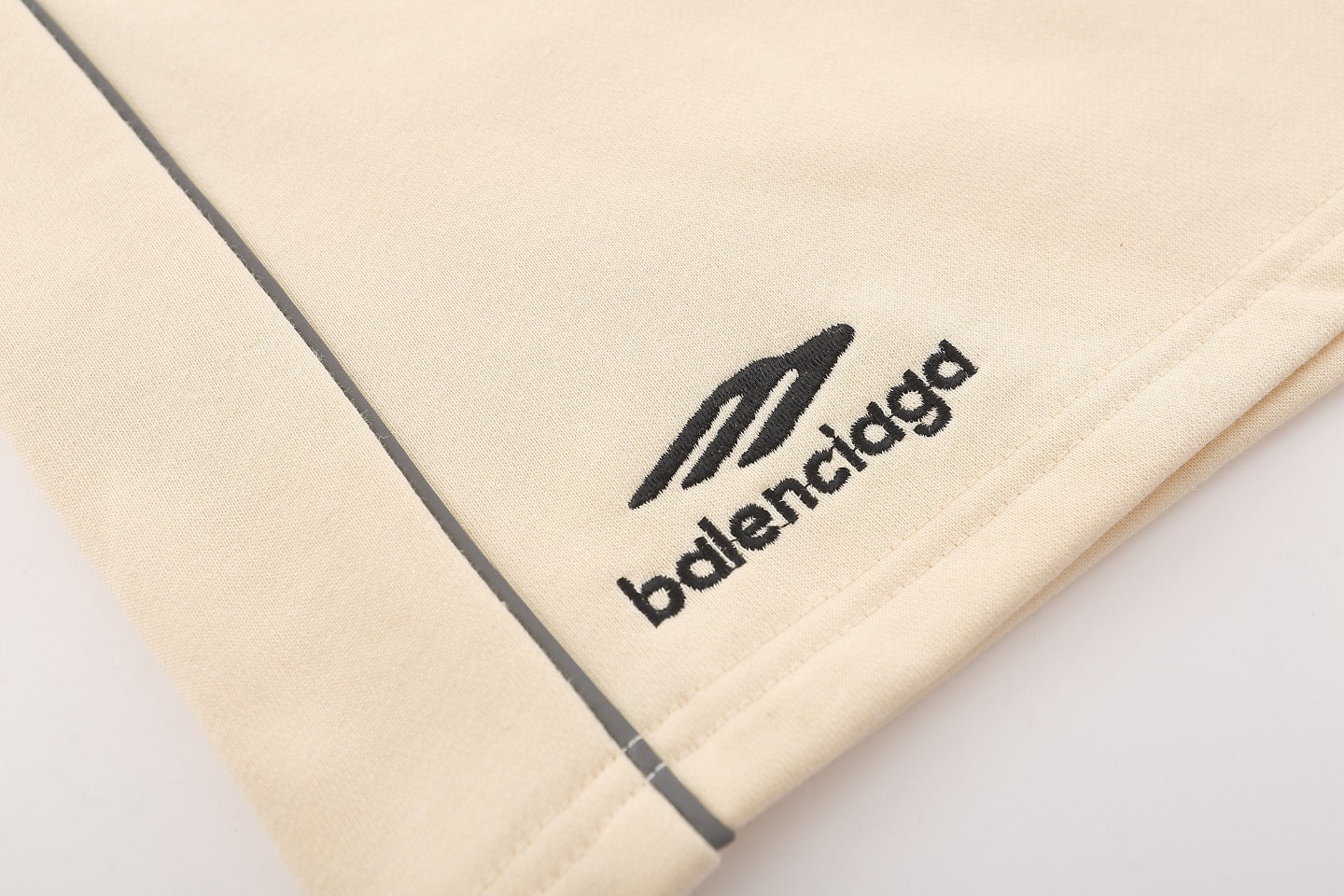 شورت بشعار Balenciag!