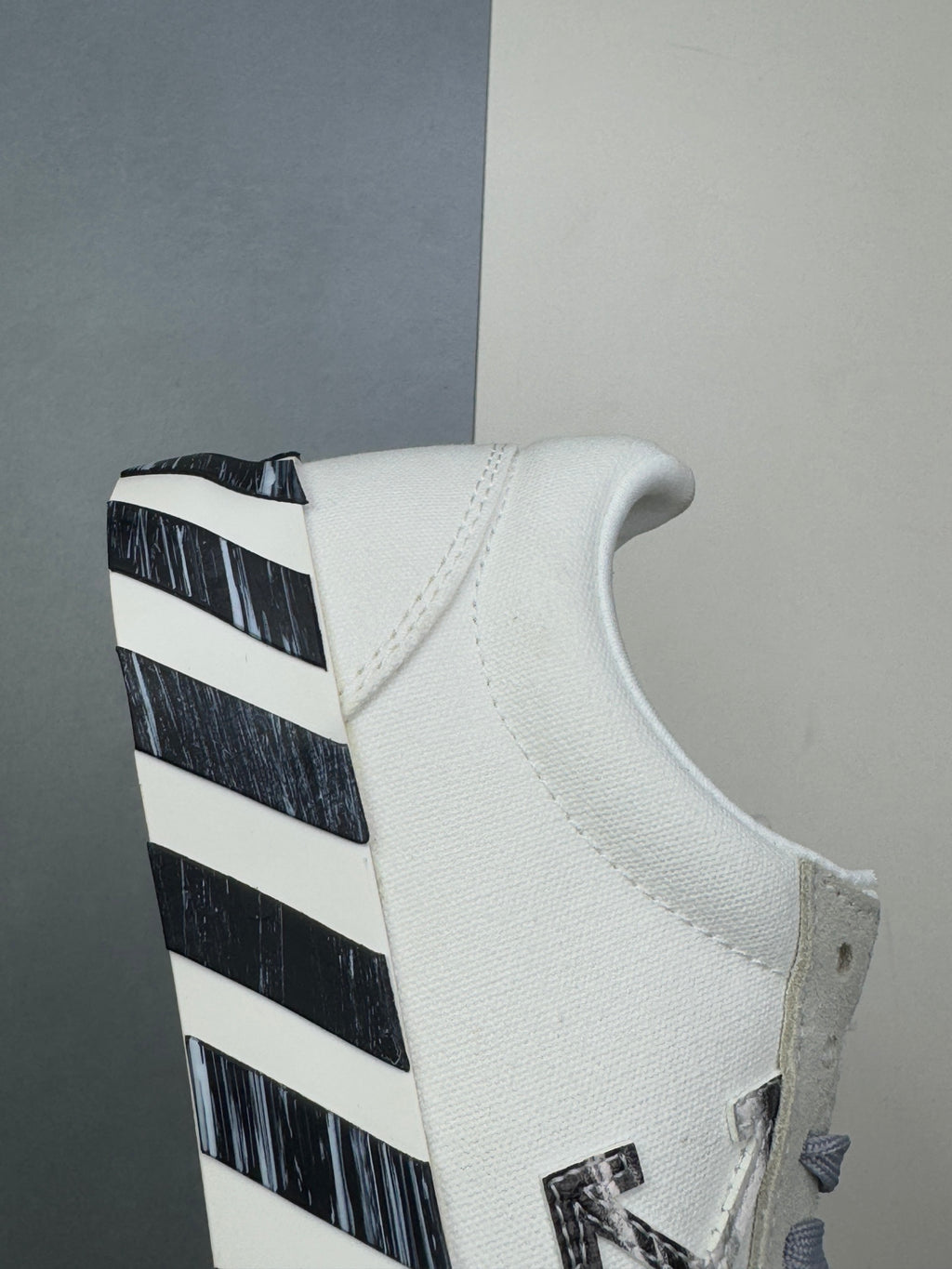 Off-Whit! c/o Virgil Abloh "White Black"