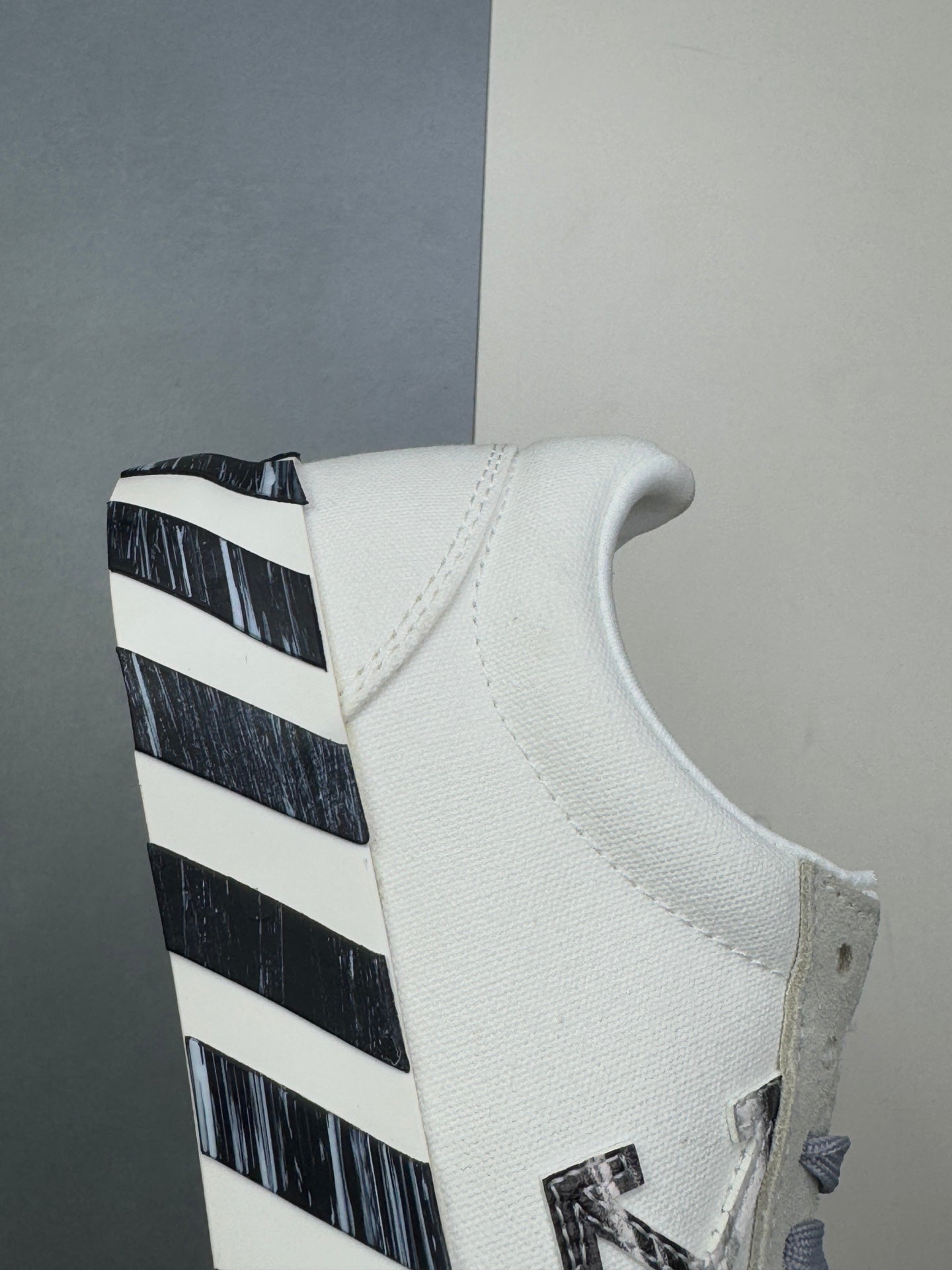 Off-Whit! c/o Virgil Abloh "White Black"