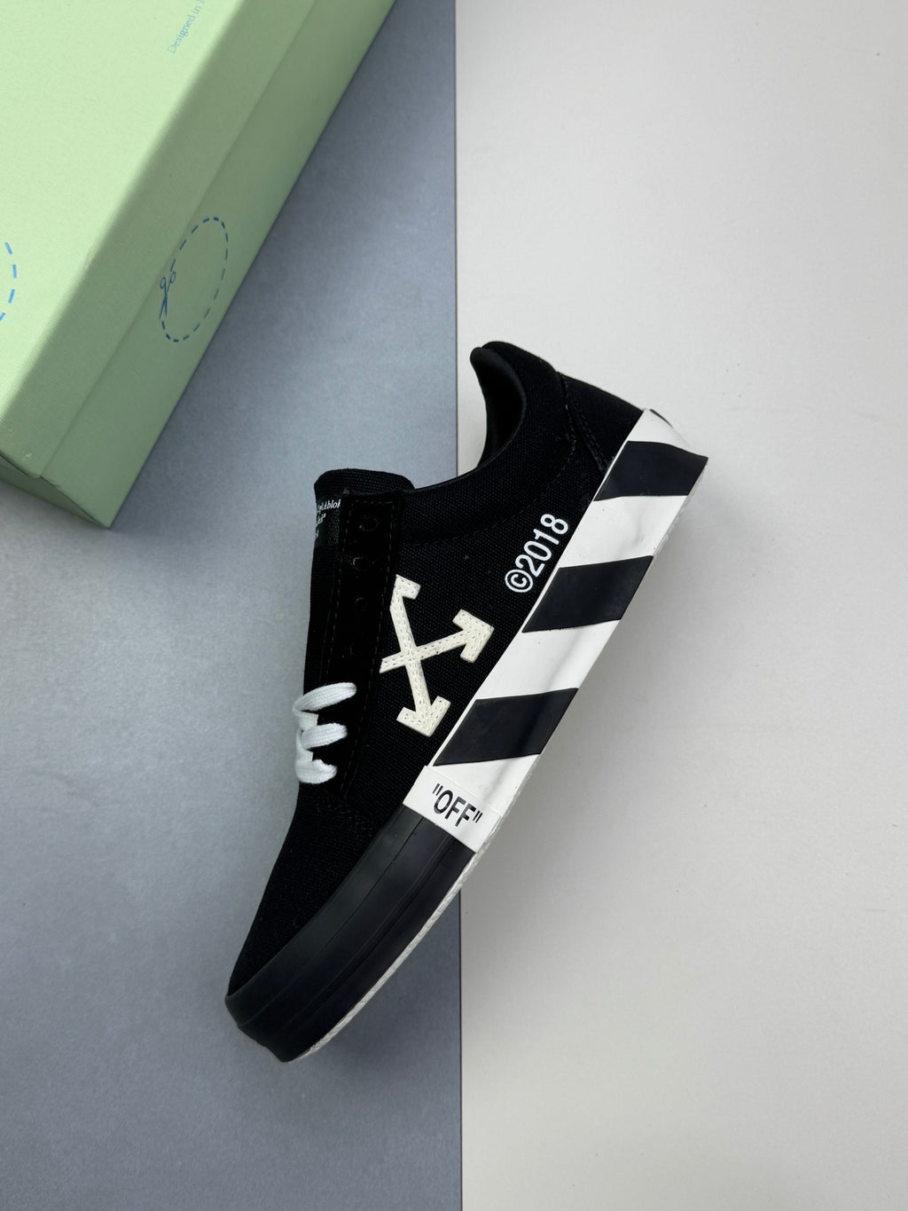 Off-Whit! c/o Virgil Abloh « White Black »