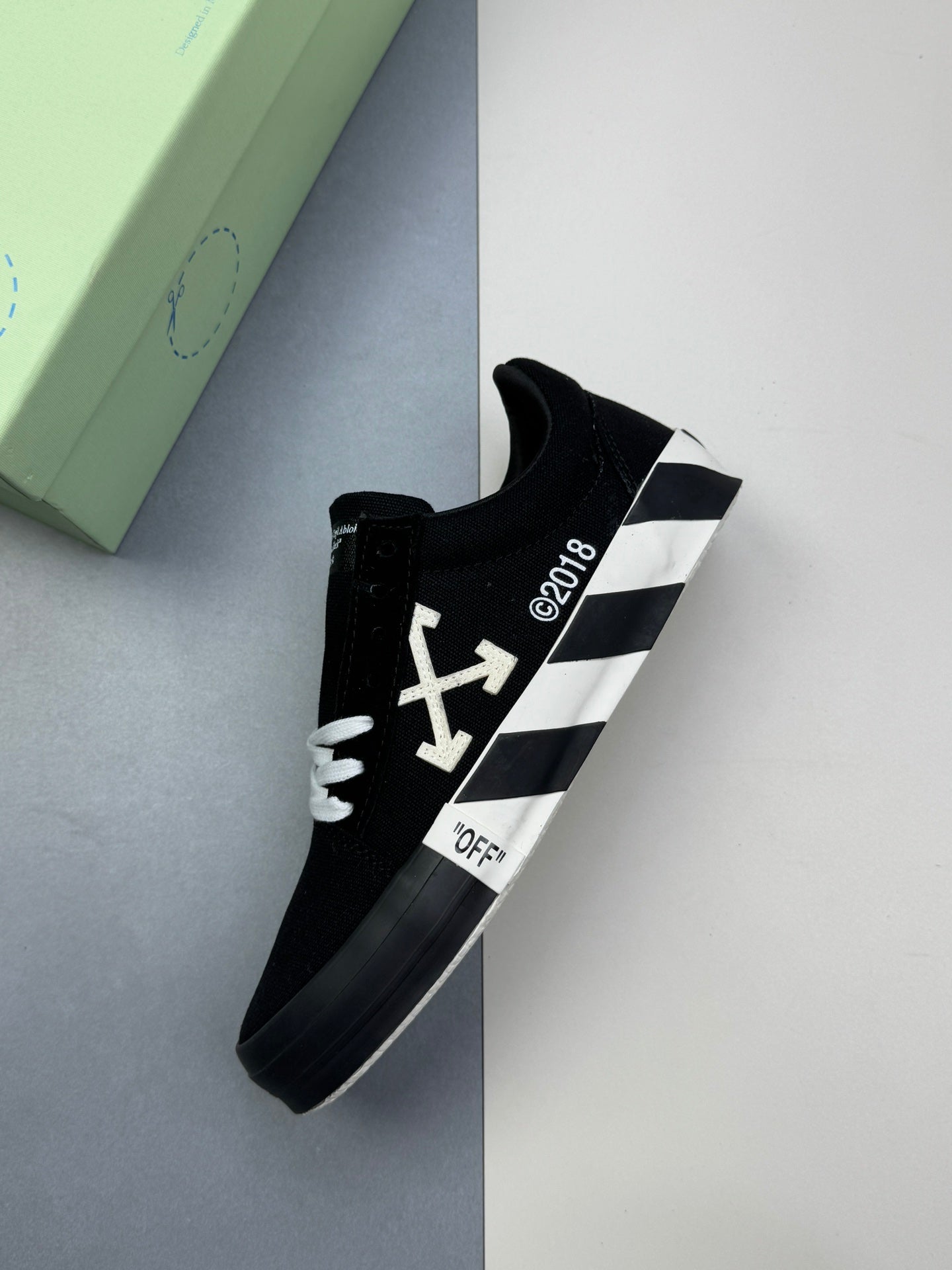 Off-Whit! c/o Virgil Abloh « White Black »