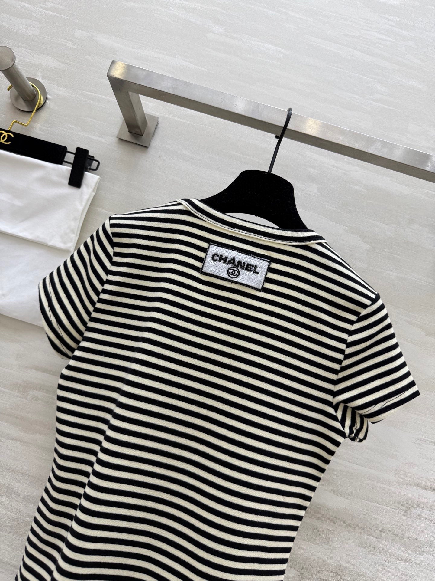 CHNE! Vintage Series U-neck Striped T-shirt