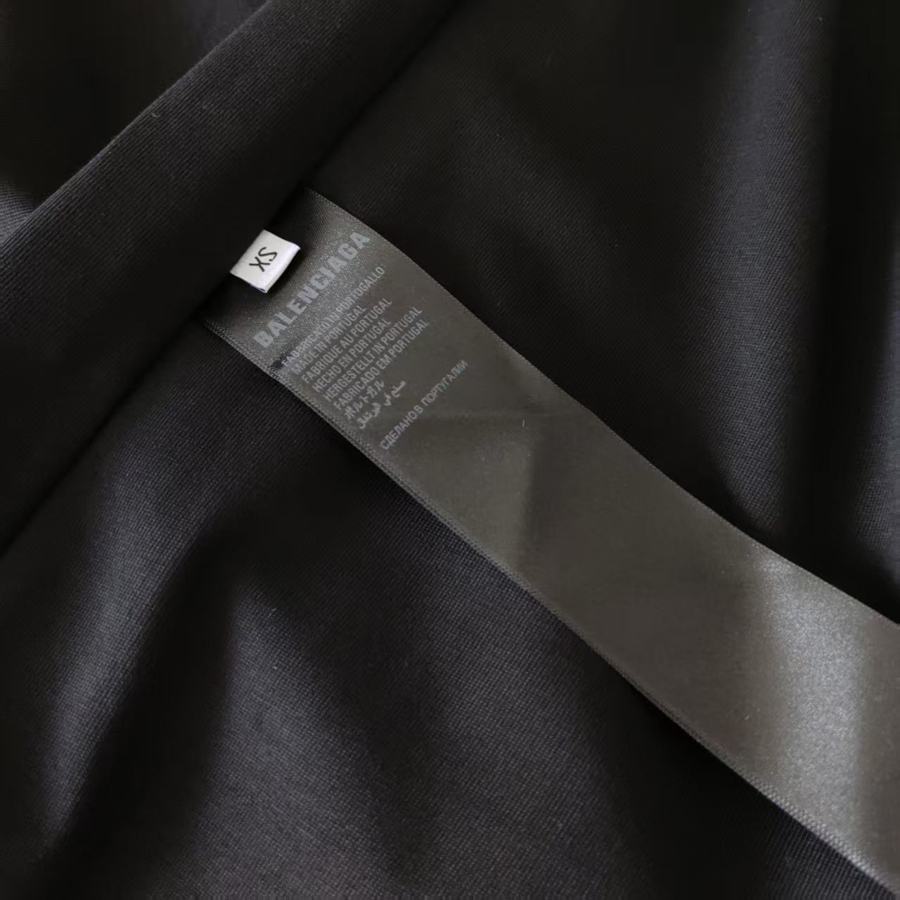 Chemise à manches courtes Balenciaga ! générée par l'IA