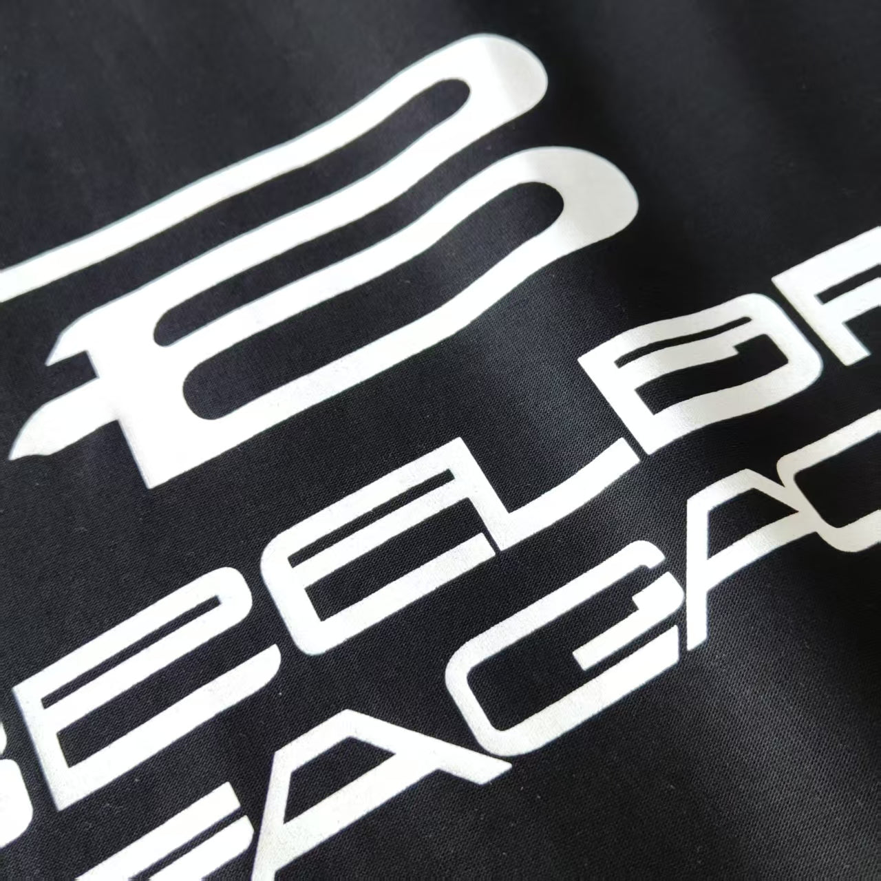 Chemise à manches courtes Balenciaga ! générée par l'IA