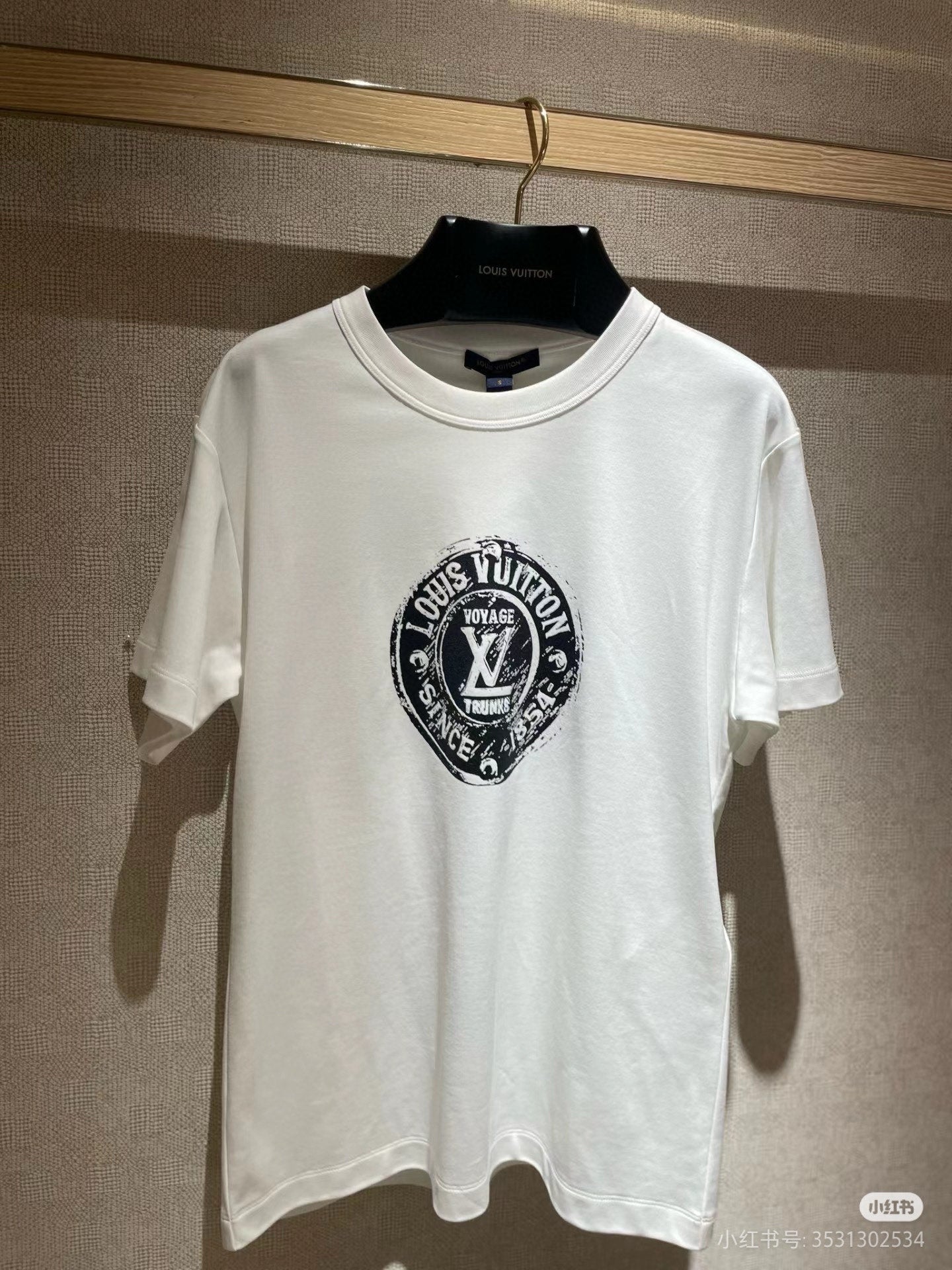 تي شيرت LV Logo بأكمام قصيرة ورقبة دائرية