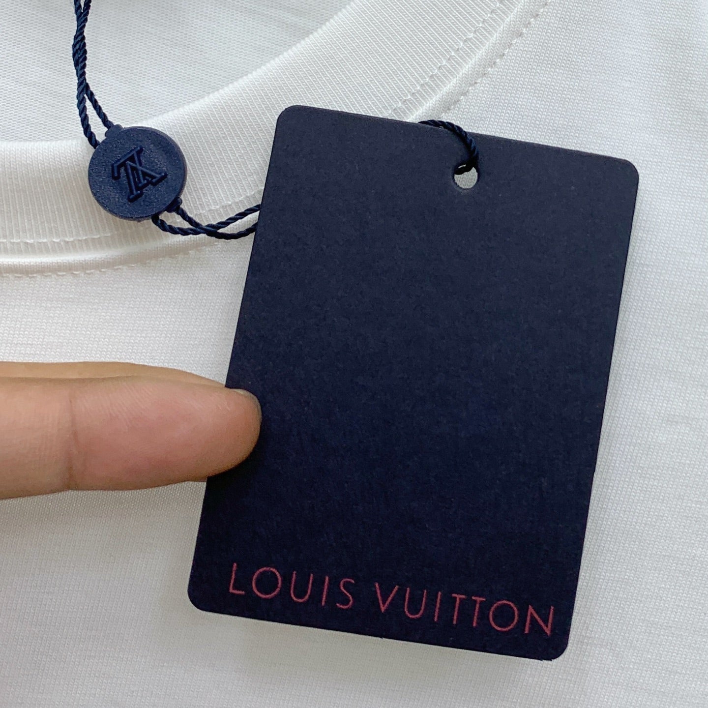 تي شيرت LV قطني بأكمام قصيرة بشعار كلاسيكي