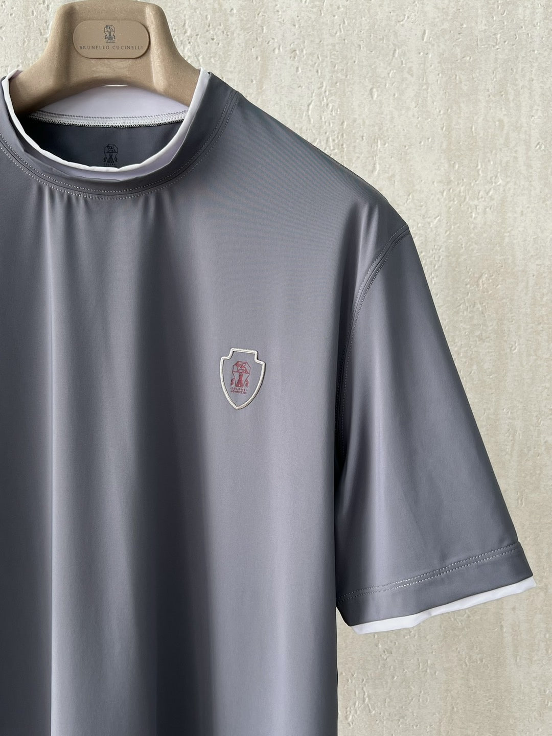 T-shirt ras du cou avec plaque logo Brunello Cucinell!