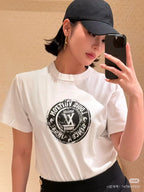 تي شيرت LV Logo بأكمام قصيرة ورقبة دائرية