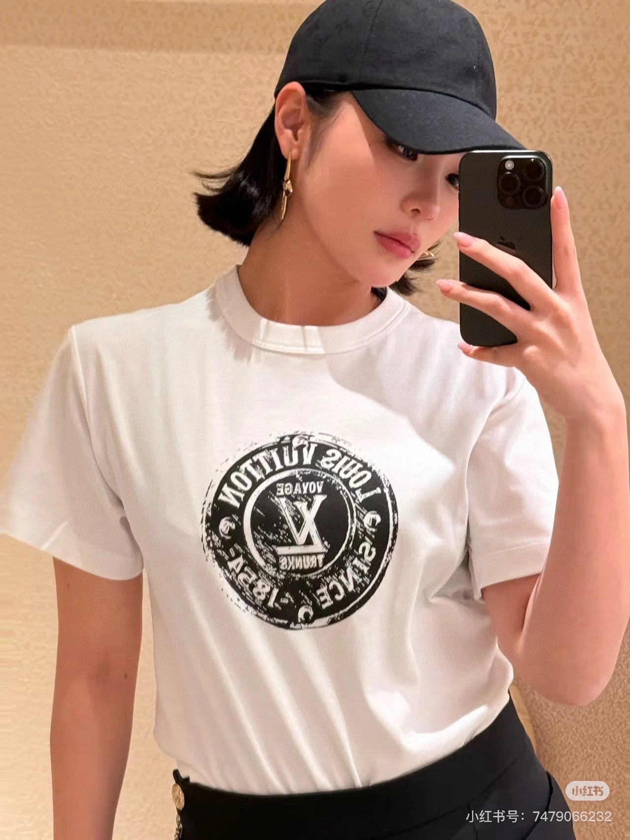 تي شيرت LV Logo بأكمام قصيرة ورقبة دائرية