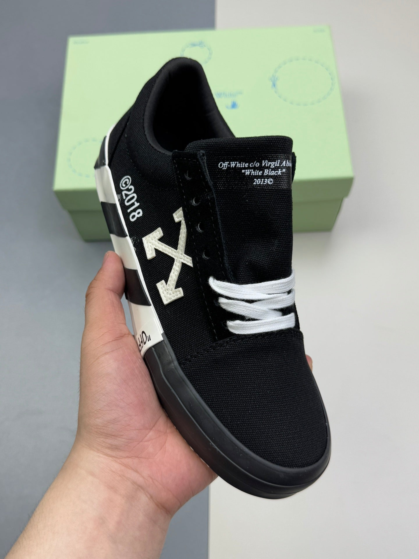 Off-Whit! c/o Virgil Abloh « White Black »
